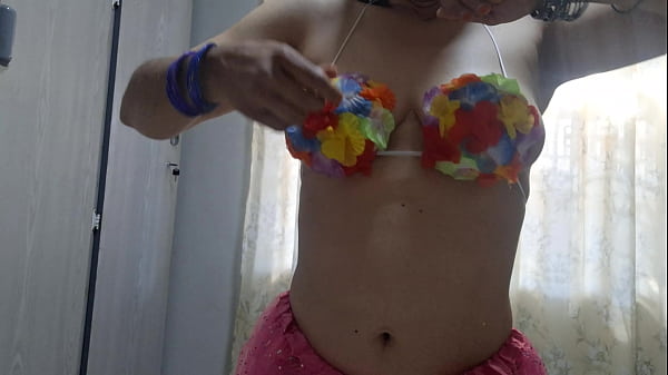 Pakistani solo actress nasreen ready for beach.but she feel her pussy to lick out