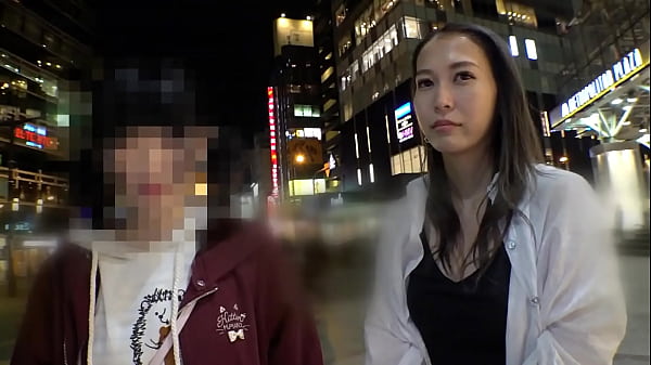 路上でマン汁ダラダラ!デニムも濡れるッ!異常に敏感な巨乳×くびれ美女!ラブホから漏れる他人の喘ぎ声で足がガクガク!?