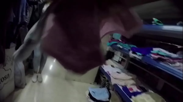 Me la chupa en el vestidor quedamos para comprar lencería y me la termino culeando cámara escondida