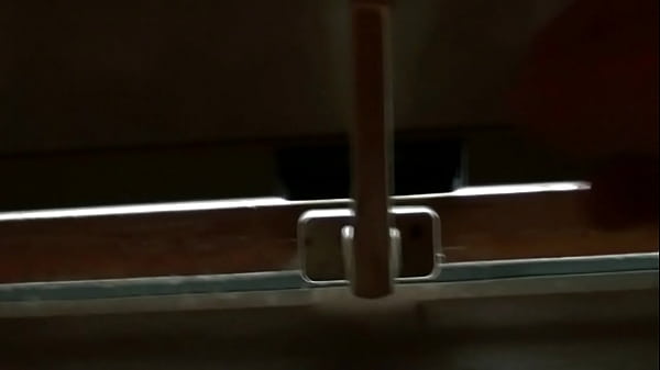 Mi Compañero de Cuarto Me Espía por la Ventana mientras me Masturbo