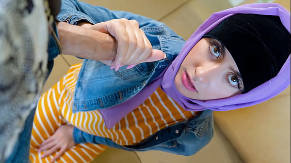 Middle Eastern Babe Feels Ready to Go All the Way with Her Coach – Hijablust